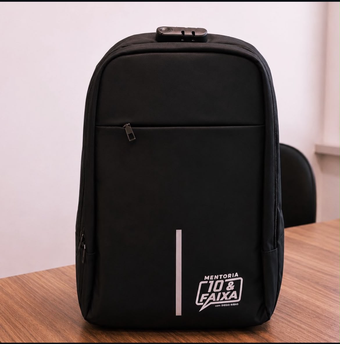 Mochila corporativa preta com personalização discreta