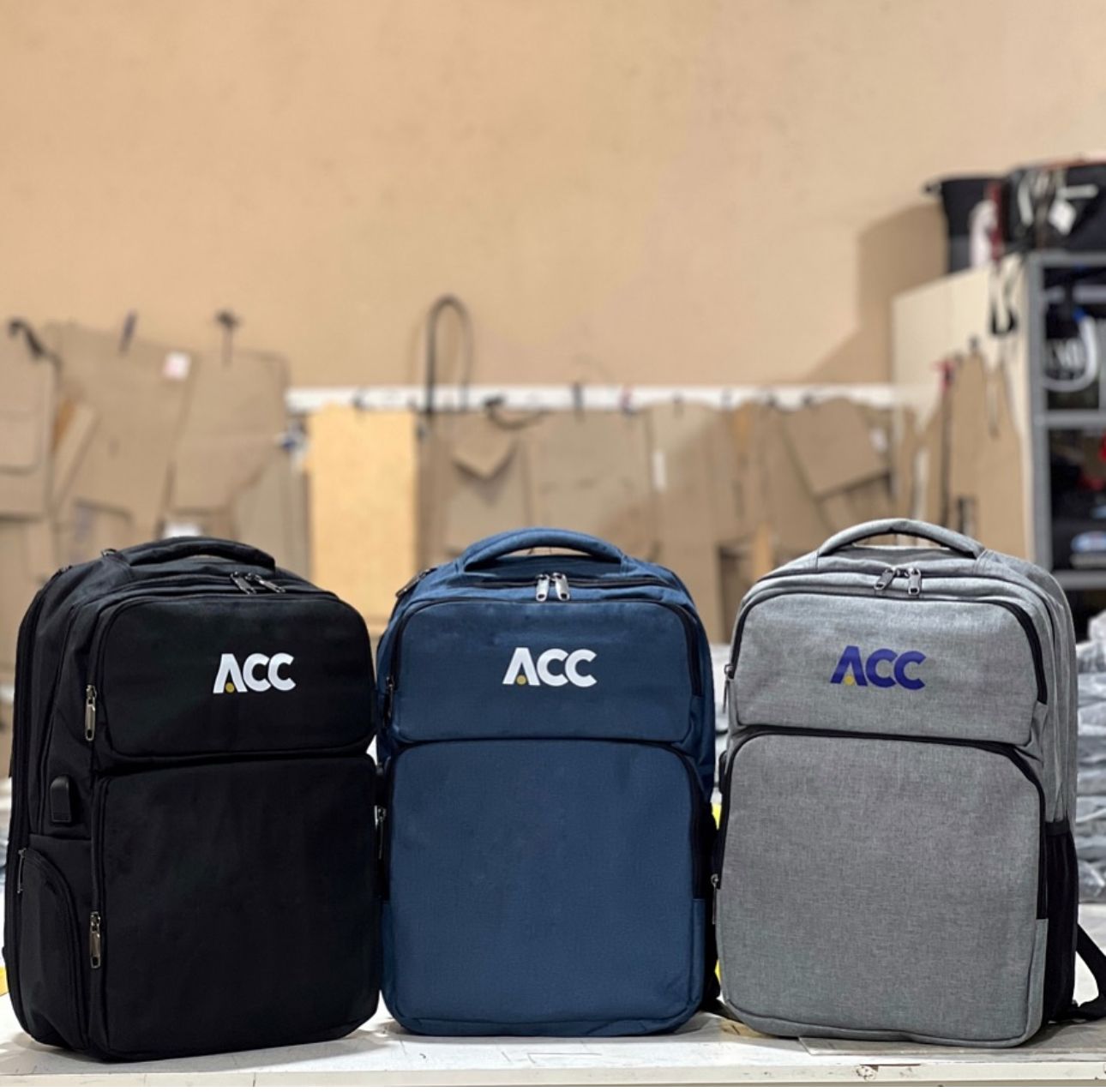 Mochilas personalizadas em três cores com logotipo aplicado