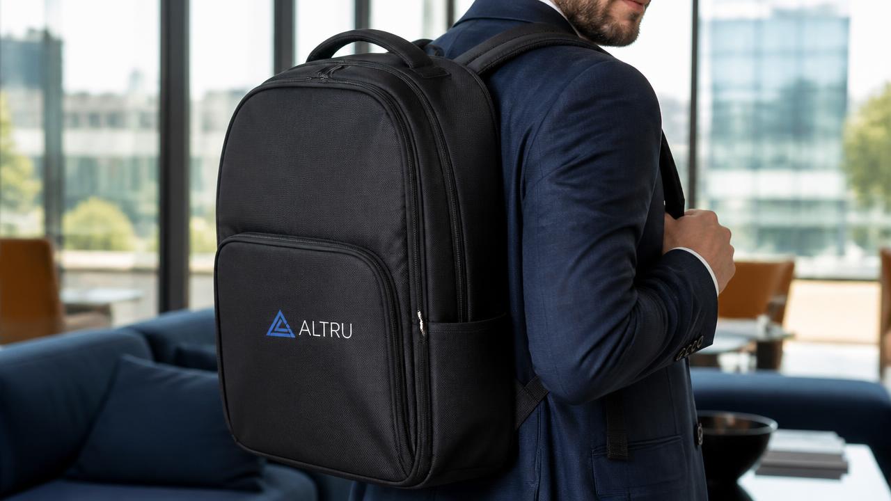 Profissional usando mochila corporativa personalizada no dia a dia